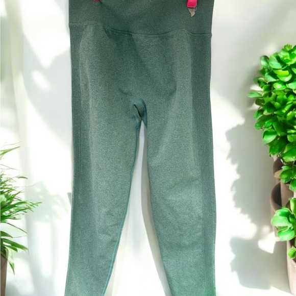 Green Leggings with Streamlined Fit and Smooth Finish - Picture 1 of 2